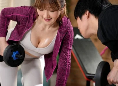 Chàng trai số hưởng cùng nữ PT gợi cảm ân ái với nhau