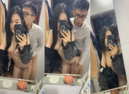 Cặp bạn sinh viên chịch nhau trước gương