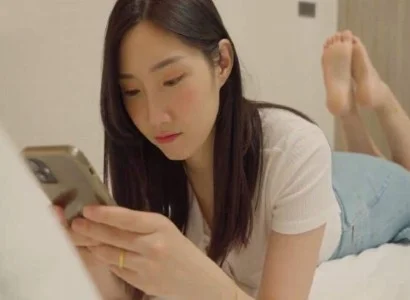 Chị ấy lén lút với gã nhân viên giao hàng