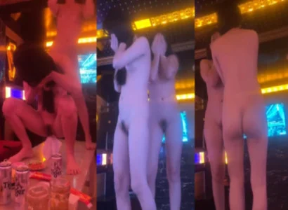 Cô bạn trình diễn vũ điệu thoát y đầy dâm đãng trong quán karaoke